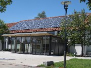 Photovoltaikanlage auf dem Dach der Gemeindehalle