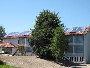 Photovoltaikanlage auf dem Dach der Grundschule