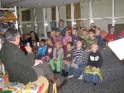 Vorlesen beim Besuch des Kindergartens in der Bücherei