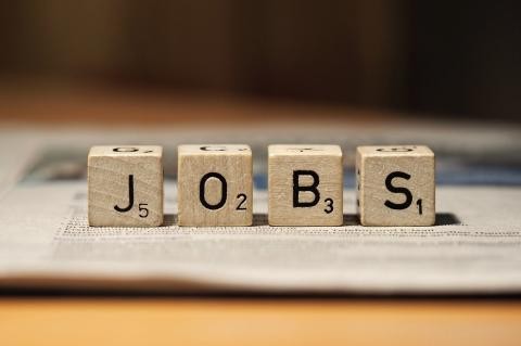 Das Wort JOBS auf 4 Holzwürfel geschrieben