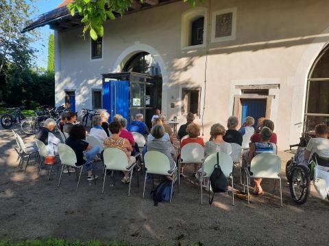 Bücherei_Lesung vor dem Pfarrstadel