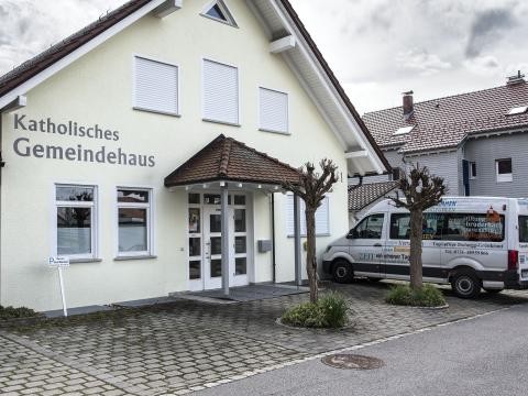 Fassade des Kath. Gemeindehauses mit Eingang Tagespflege