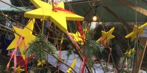Weihnachtsdekoration mit gelben Holzsternen